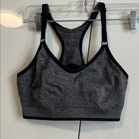 New Balance Strappy Women's Sports Bra, Size M - Picture 1 of 6